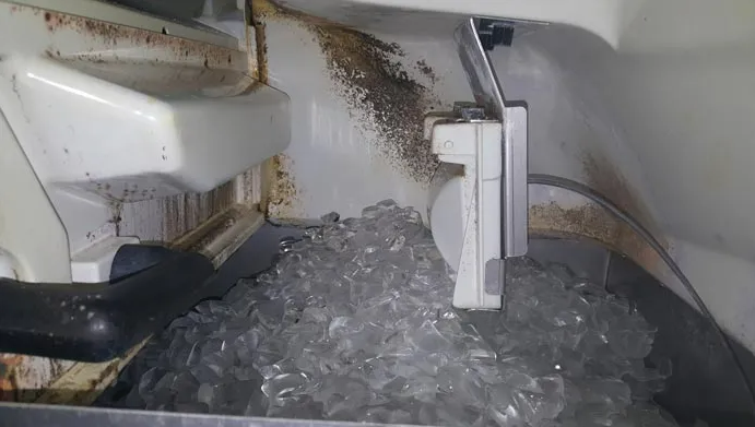 DirtyIceMachineInside.png